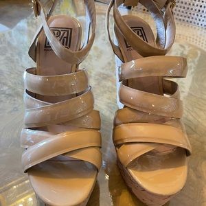 Pour La Victoure nude patent wedges